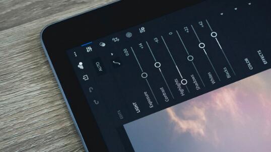 Adobe意外删除了所有iPhone和iPad用户的照片 无法恢复