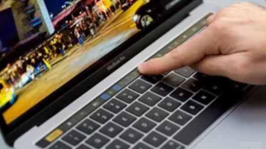 微软在新的Surface广告中嘲笑苹果注定要失败的Touch Bar