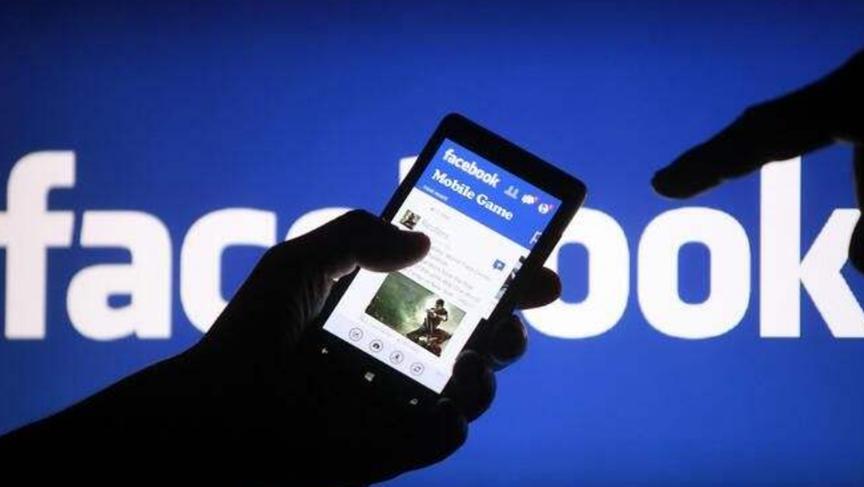 Facebook在2013年为惯用右手的用户制造了一部电话